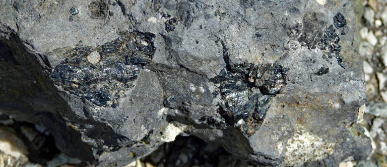 Pyroxènes dans les basaltes au Coulet de la Soulière découverte géologique Ardèche