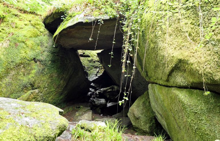 La Grotte d'Artus en forêt de Huelgoat découverte géologique Finistère